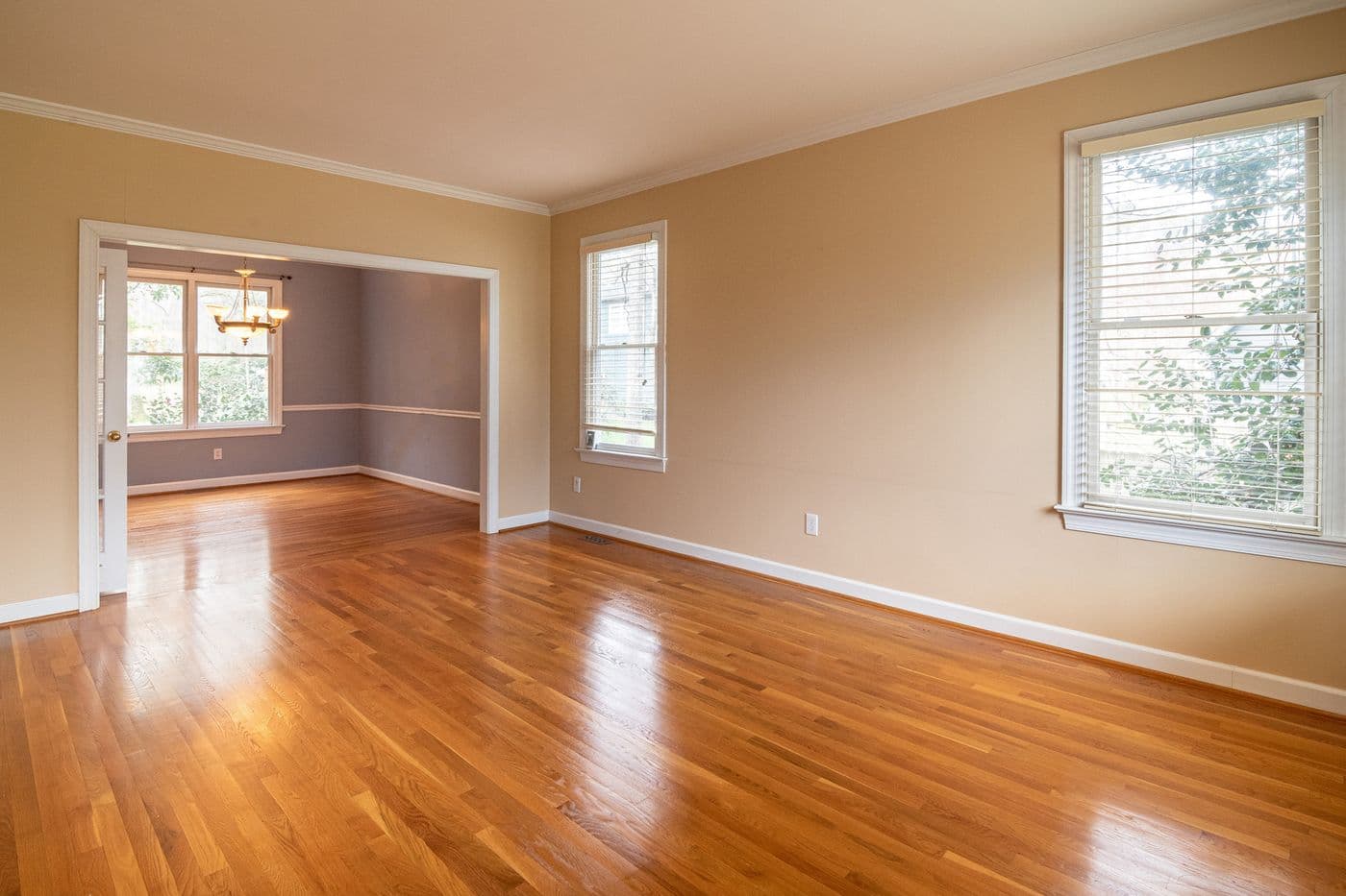 Empty living room ready to sell